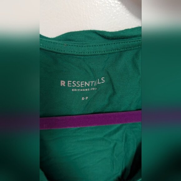 Reitmans Green V-Neck Short Sleeve Top - Picture 2 of 3